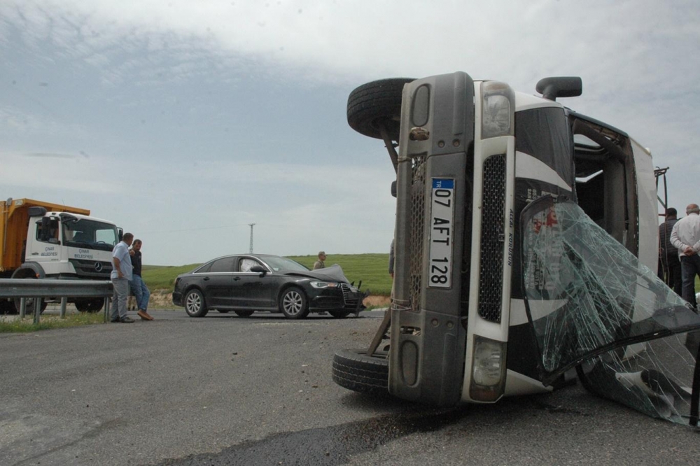 Çınar'da minibüs ile otomobil çarpıştı: Biri bebek 5 yaralı 10