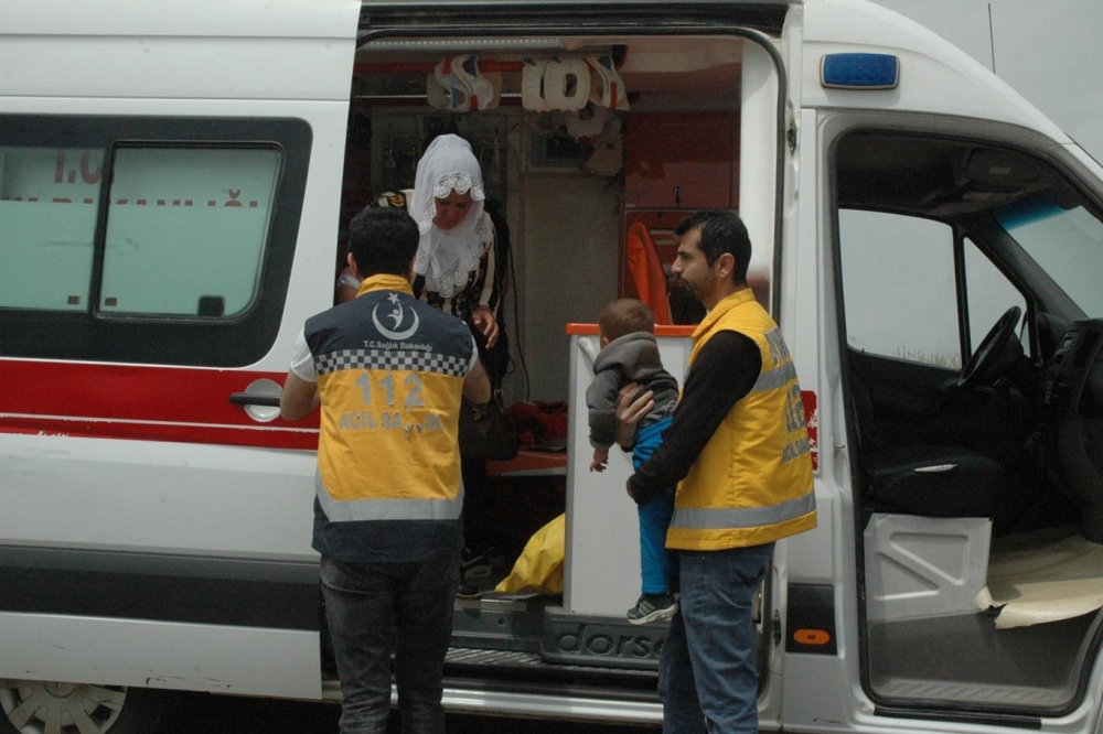 Çınar'da minibüs ile otomobil çarpıştı: Biri bebek 5 yaralı 2
