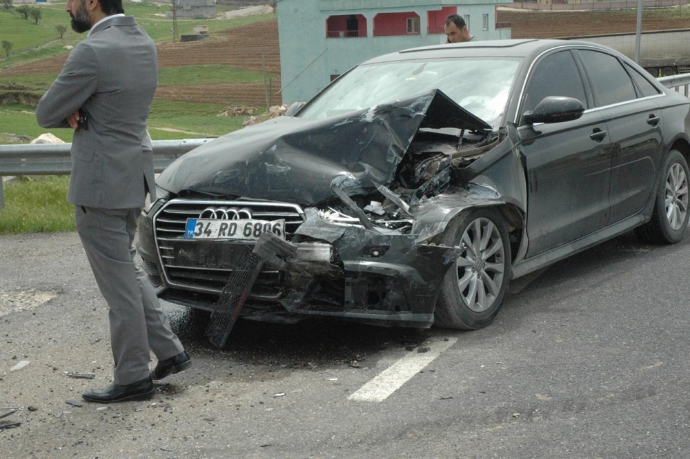 Çınar'da minibüs ile otomobil çarpıştı: Biri bebek 5 yaralı 5