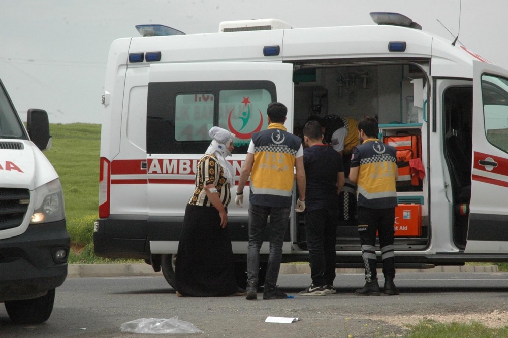Çınar'da minibüs ile otomobil çarpıştı: Biri bebek 5 yaralı 6