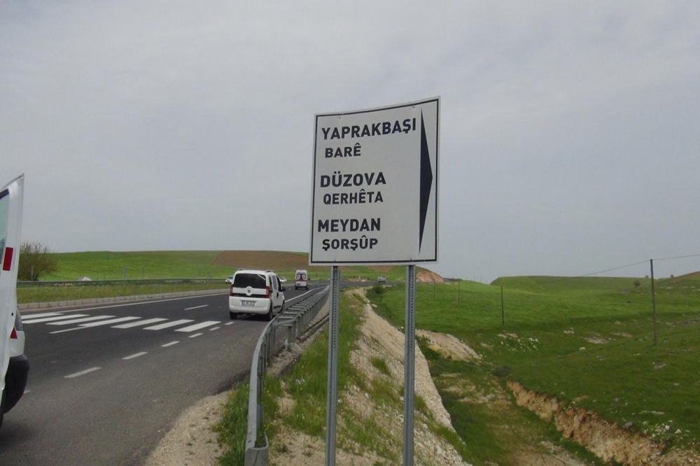 Çınar'da minibüs ile otomobil çarpıştı: Biri bebek 5 yaralı 8