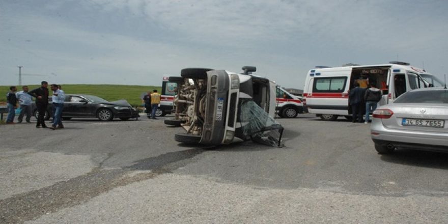 Çınar'da minibüs ile otomobil çarpıştı: Biri bebek 5 yaralı
