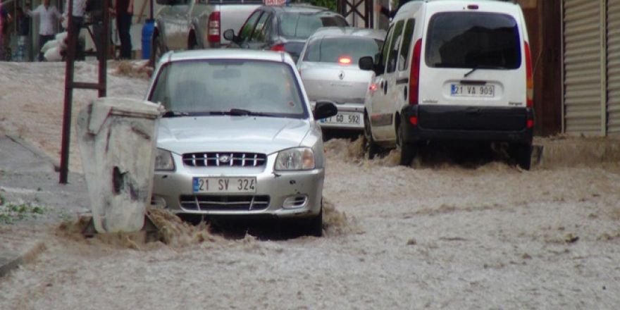 Çınar'da dolu ve sağanak hayatı olumsuz etkiledi