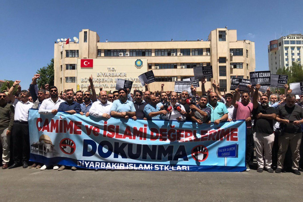 İslam karşıtı uygulamalara Diyarbakır Büyükşehir Belediyesi önünde kitle 10