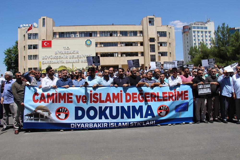 İslam karşıtı uygulamalara Diyarbakır Büyükşehir Belediyesi önünde kitle 11