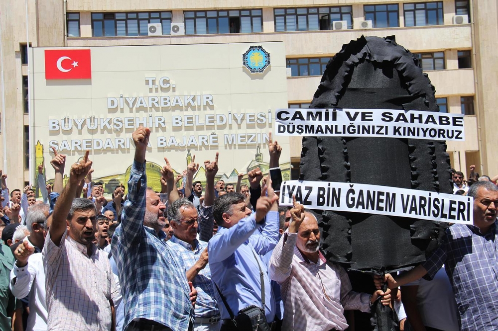 İslam karşıtı uygulamalara Diyarbakır Büyükşehir Belediyesi önünde kitle 7