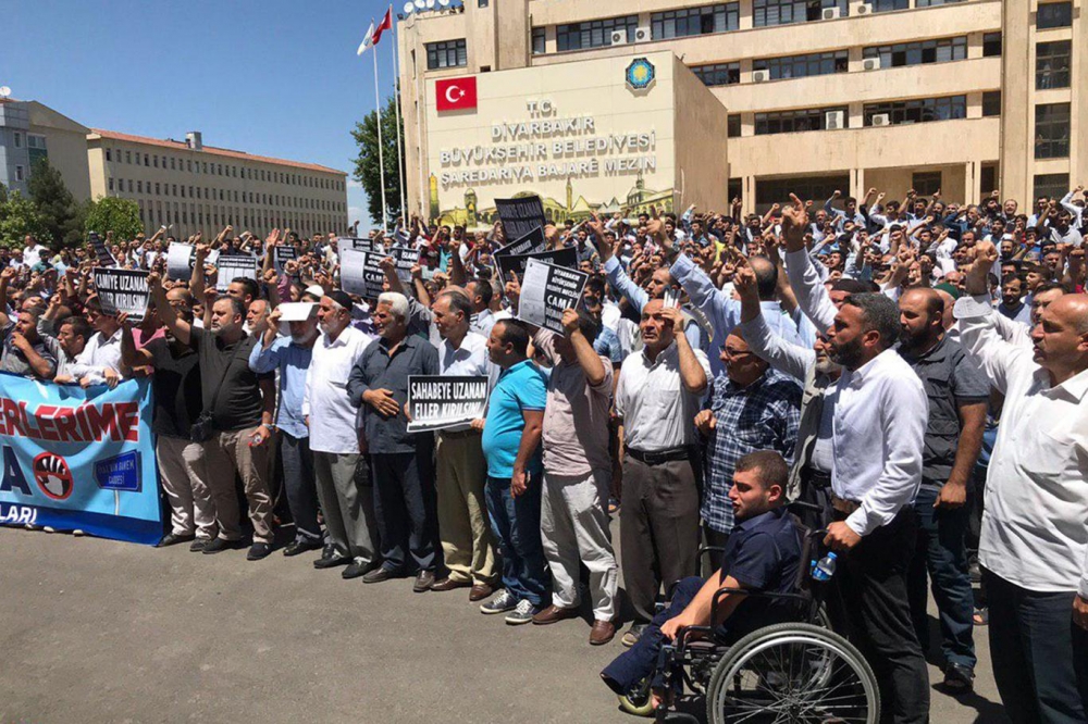 İslam karşıtı uygulamalara Diyarbakır Büyükşehir Belediyesi önünde kitle 8