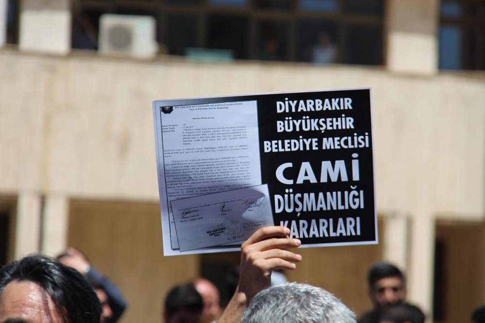 İslam karşıtı uygulamalara Diyarbakır Büyükşehir Belediyesi önünde kitle 9