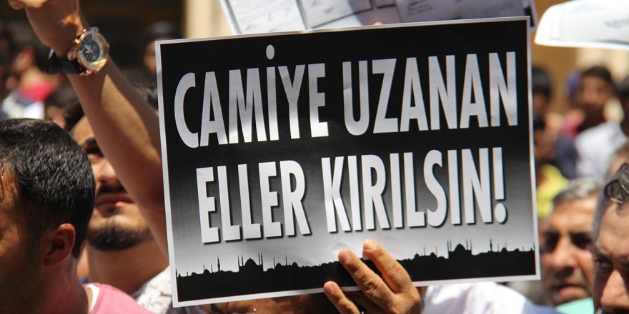 İslam karşıtı uygulamalara Diyarbakır Büyükşehir Belediyesi önünde kitle