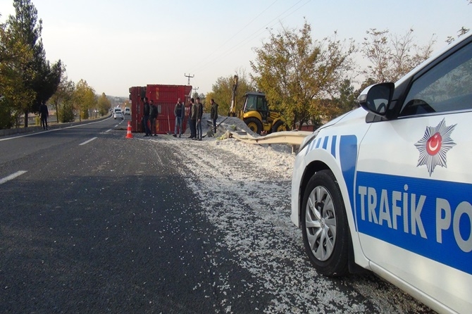 Çınar'da pamuk çekirdeği yüklü kamyon kaza yaptı 16