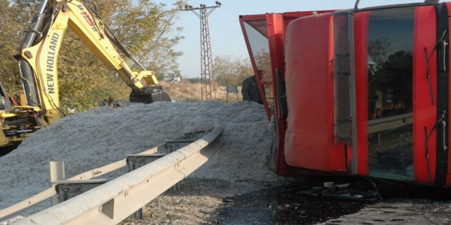 Çınar'da pamuk çekirdeği yüklü kamyon kaza yaptı