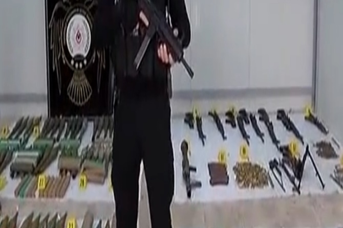Çınar'da PKK'ye ait cephanelik ele geçirildi 18