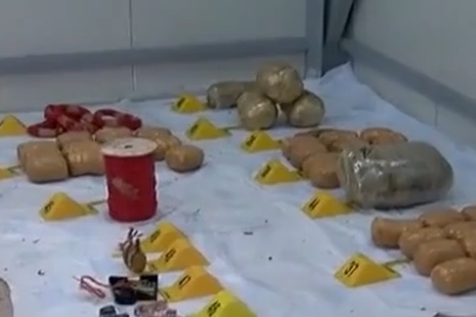 Çınar'da PKK'ye ait cephanelik ele geçirildi 9