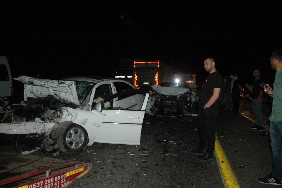 Çınar’da 2 otomobil kafa kafaya çarpıştı: 4 ağır 6 yaralı 10