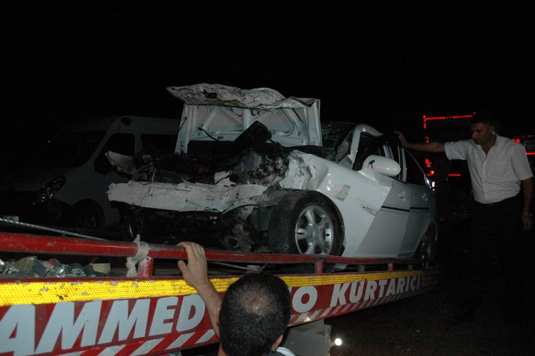 Çınar’da 2 otomobil kafa kafaya çarpıştı: 4 ağır 6 yaralı 11