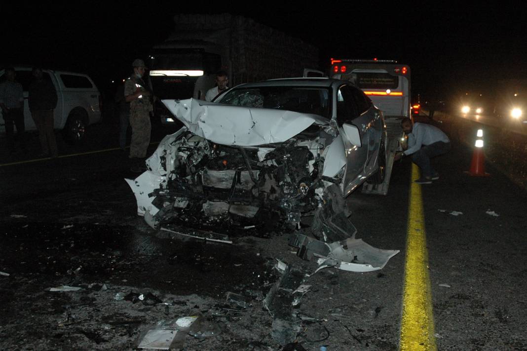 Çınar’da 2 otomobil kafa kafaya çarpıştı: 4 ağır 6 yaralı 12