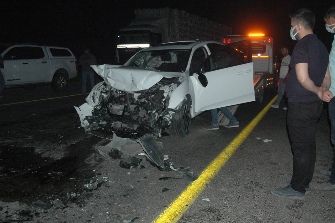 Çınar’da 2 otomobil kafa kafaya çarpıştı: 4 ağır 6 yaralı 13