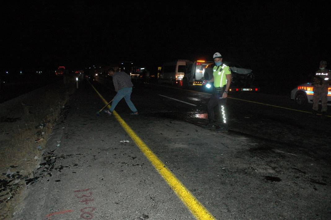 Çınar’da 2 otomobil kafa kafaya çarpıştı: 4 ağır 6 yaralı 17