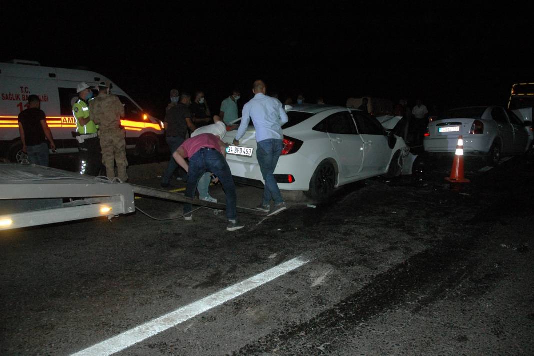 Çınar’da 2 otomobil kafa kafaya çarpıştı: 4 ağır 6 yaralı 7