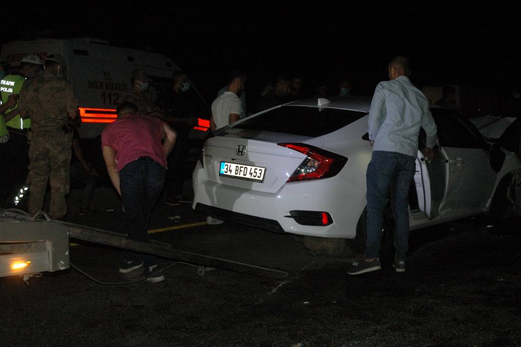 Çınar’da 2 otomobil kafa kafaya çarpıştı: 4 ağır 6 yaralı 8