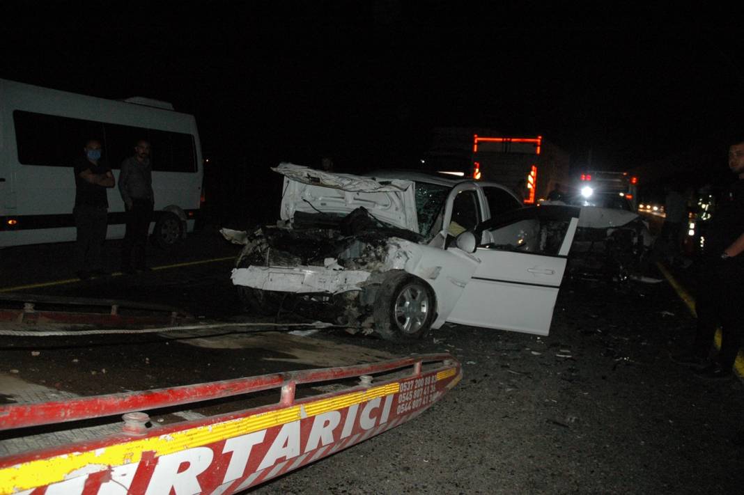 Çınar’da 2 otomobil kafa kafaya çarpıştı: 4 ağır 6 yaralı 9