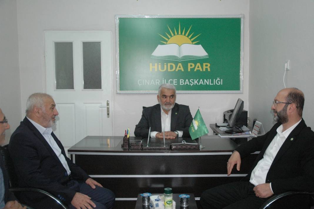 HÜDA PAR Genel Başkanı Yapıcıoğlu’ndan vefat eden Tekdal’ın ailesine bayram ziyareti 24
