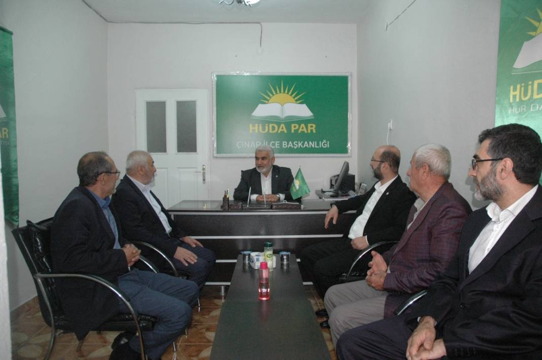HÜDA PAR Genel Başkanı Yapıcıoğlu’ndan vefat eden Tekdal’ın ailesine bayram ziyareti 25