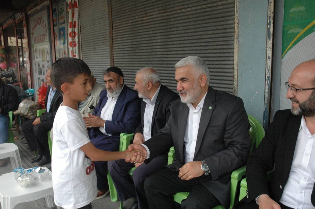 HÜDA PAR Genel Başkanı Yapıcıoğlu’ndan vefat eden Tekdal’ın ailesine bayram ziyareti 28