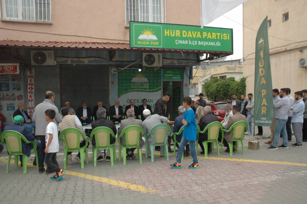 HÜDA PAR Genel Başkanı Yapıcıoğlu’ndan vefat eden Tekdal’ın ailesine bayram ziyareti 30