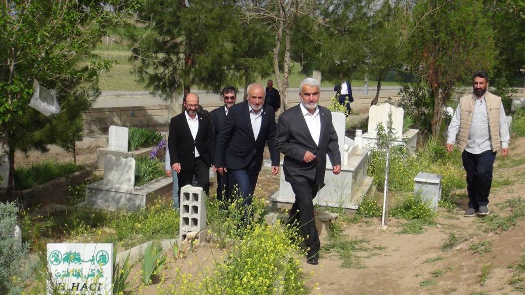 HÜDA PAR Genel Başkanı Yapıcıoğlu’ndan vefat eden Tekdal’ın ailesine bayram ziyareti 42