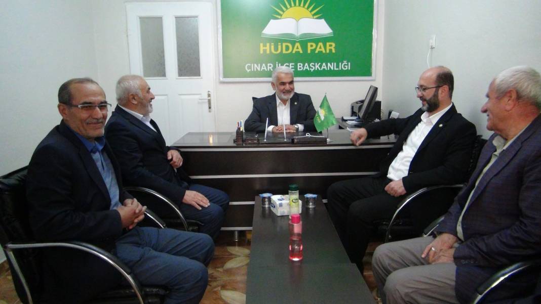 HÜDA PAR Genel Başkanı Yapıcıoğlu’ndan vefat eden Tekdal’ın ailesine bayram ziyareti 47