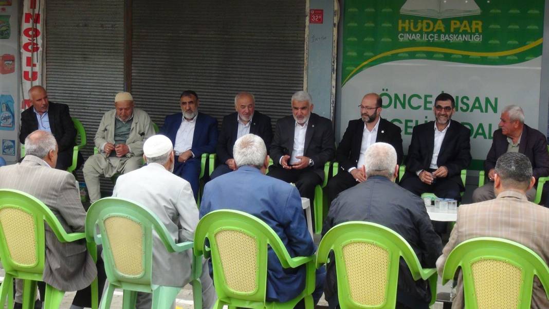 HÜDA PAR Genel Başkanı Yapıcıoğlu’ndan vefat eden Tekdal’ın ailesine bayram ziyareti 50