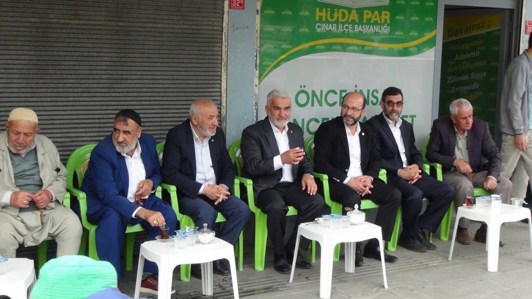 HÜDA PAR Genel Başkanı Yapıcıoğlu’ndan vefat eden Tekdal’ın ailesine bayram ziyareti 51