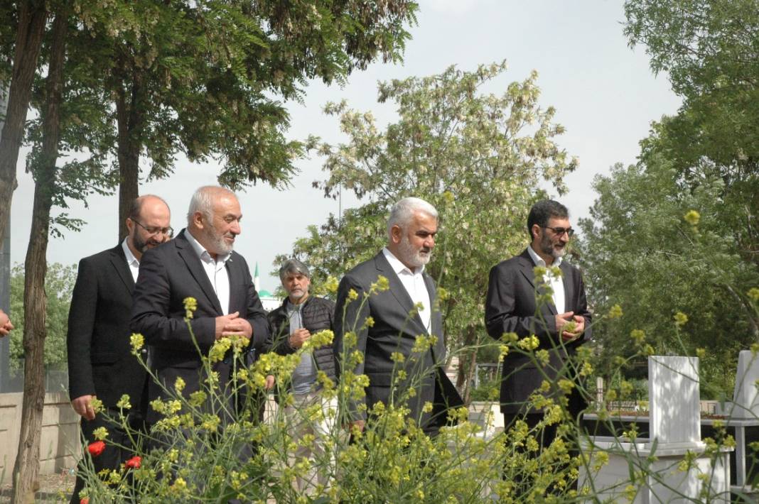 HÜDA PAR Genel Başkanı Yapıcıoğlu’ndan vefat eden Tekdal’ın ailesine bayram ziyareti 9