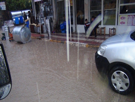Çınar’da Sağanak Yağış Hayatı Olumsuz Etkiledi 1