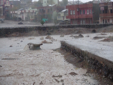 Çınar’da Sağanak Yağış Hayatı Olumsuz Etkiledi 11