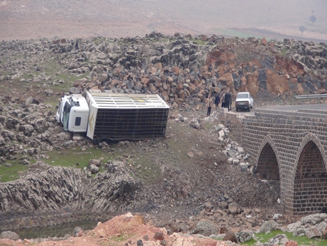 Çınar'daki tarihi  Pira Xané köprüsü  tarihi kazalara  sahne oluyor 12