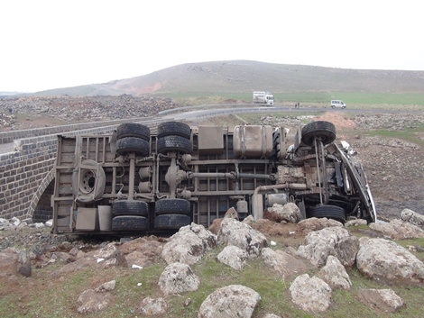 Çınar'daki tarihi  Pira Xané köprüsü  tarihi kazalara  sahne oluyor 3