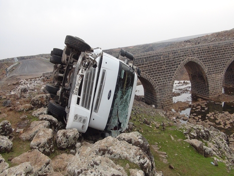 Çınar'daki tarihi  Pira Xané köprüsü  tarihi kazalara  sahne oluyor 4