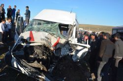 Yolcu minibüsü ile otomobil çarpıştı: 9 yaralı