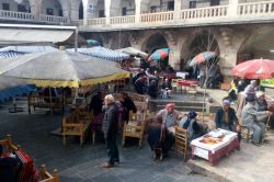 Şanlıurfa Tarihi Gümrük Hanı esnafı Belediyeye yürüdü video