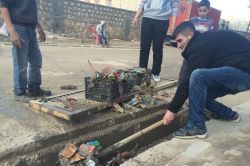 Mardin’in Mazıdağı ilçesinde belediyenin yapmadığı temizliği esnaf yapıyor video