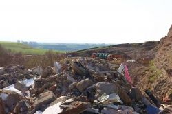 Sur'da yıkılan evlerin hafriyatı üniversite kampüsüne dökülüyor video foto