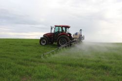 Baharın gelmesiyle çiftçiler tarlaları ilaçlamaya başladı