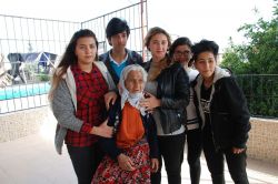 Mersin’in Tarsus ilçesinde liselilerden kimsesiz yaşlı kadına yardım