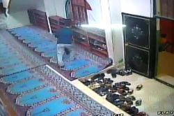 Ayakkabı hırsızları camiye dadandı