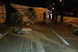 Bitlis çevre yolunda fındık kabuğu yüklü TIR devrildi: 1 yaralı