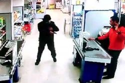 Marketteki silahlı soygun kameralara yansıdı video