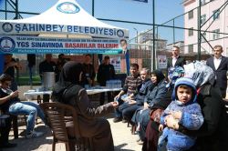 Öğrenci velileri için okul önlerine çadır kuruldu