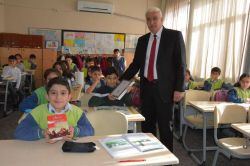 Siirt'te okullara kitap dağıtılıyor